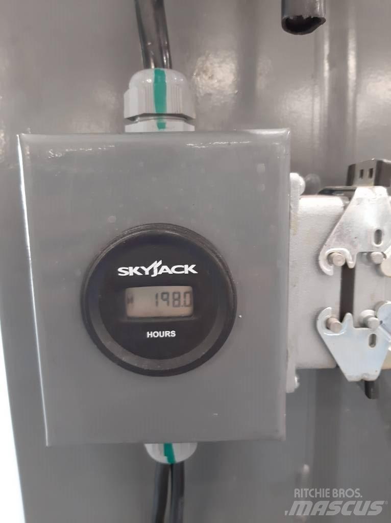 SkyJack SJ 16 客货电梯
