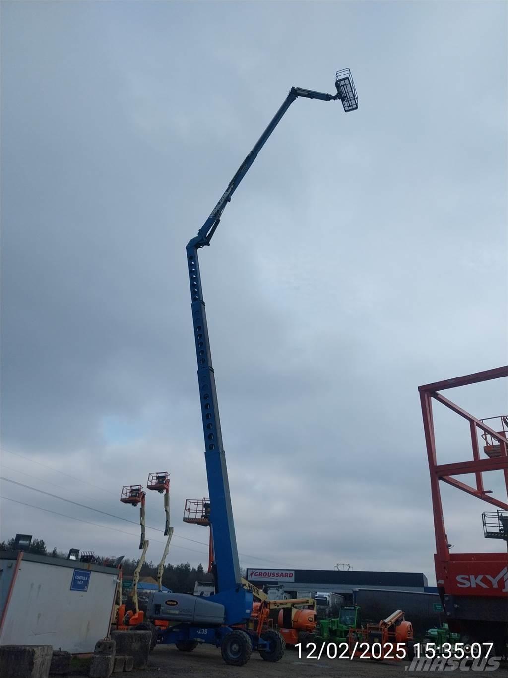Genie Z135/70 曲臂高空工作平台