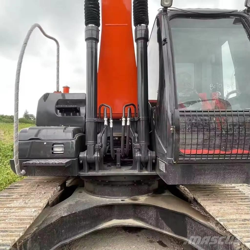 Hitachi ZX 200 履带挖掘机