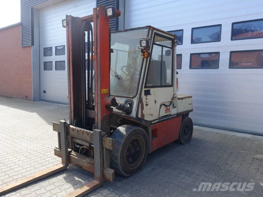 Nissan EGH02 A 30 U 柴油叉车