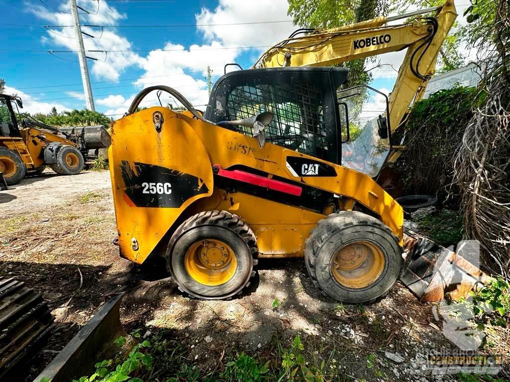 CAT 256 C 滑移装载机