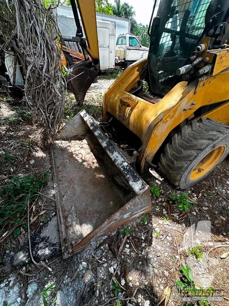 CAT 256 C 滑移装载机