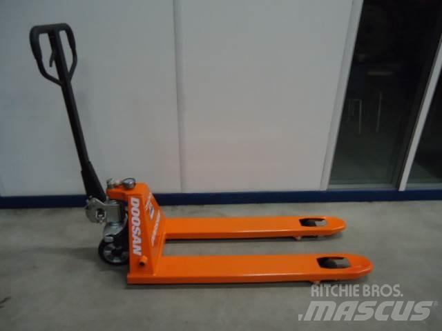 Doosan Pallettruck 手动码垛机