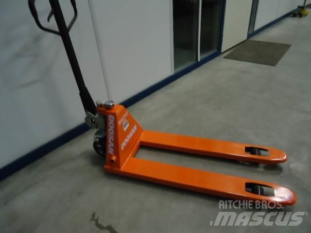 Doosan Pallettruck 手动码垛机
