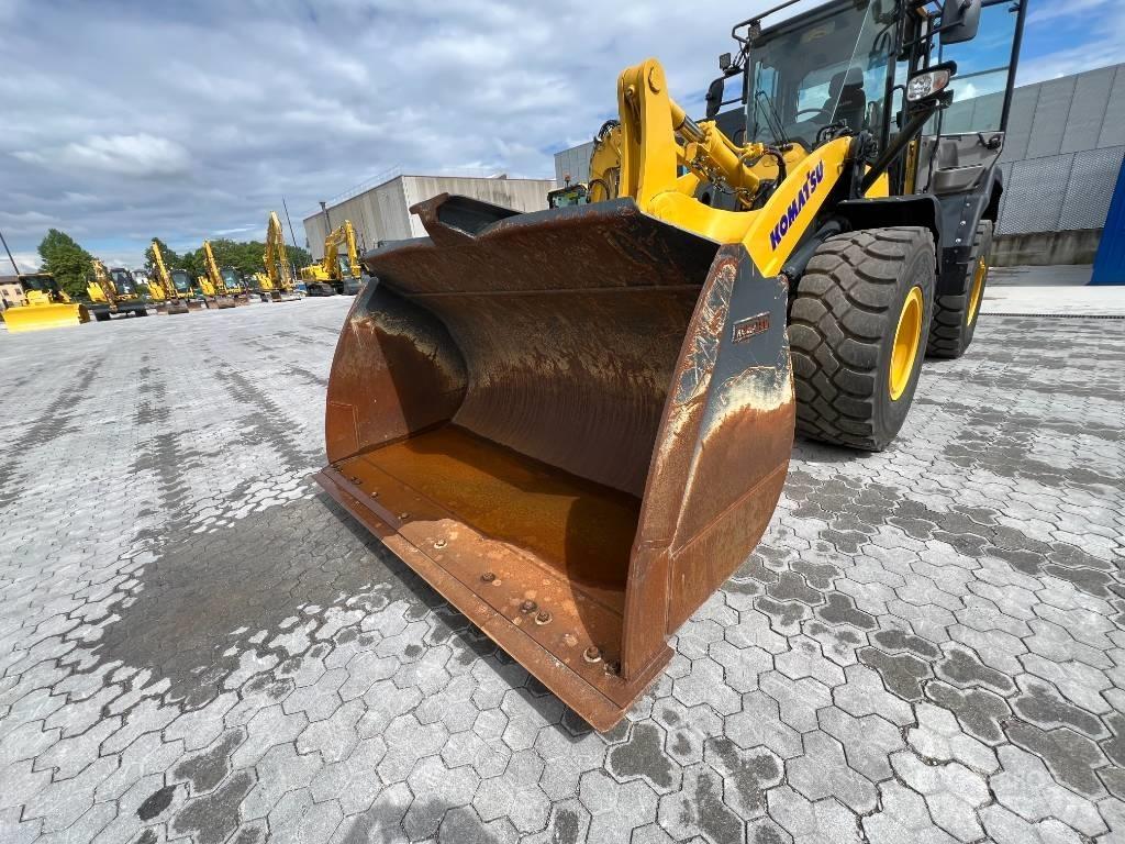 Komatsu WA320-7 轮式装载机