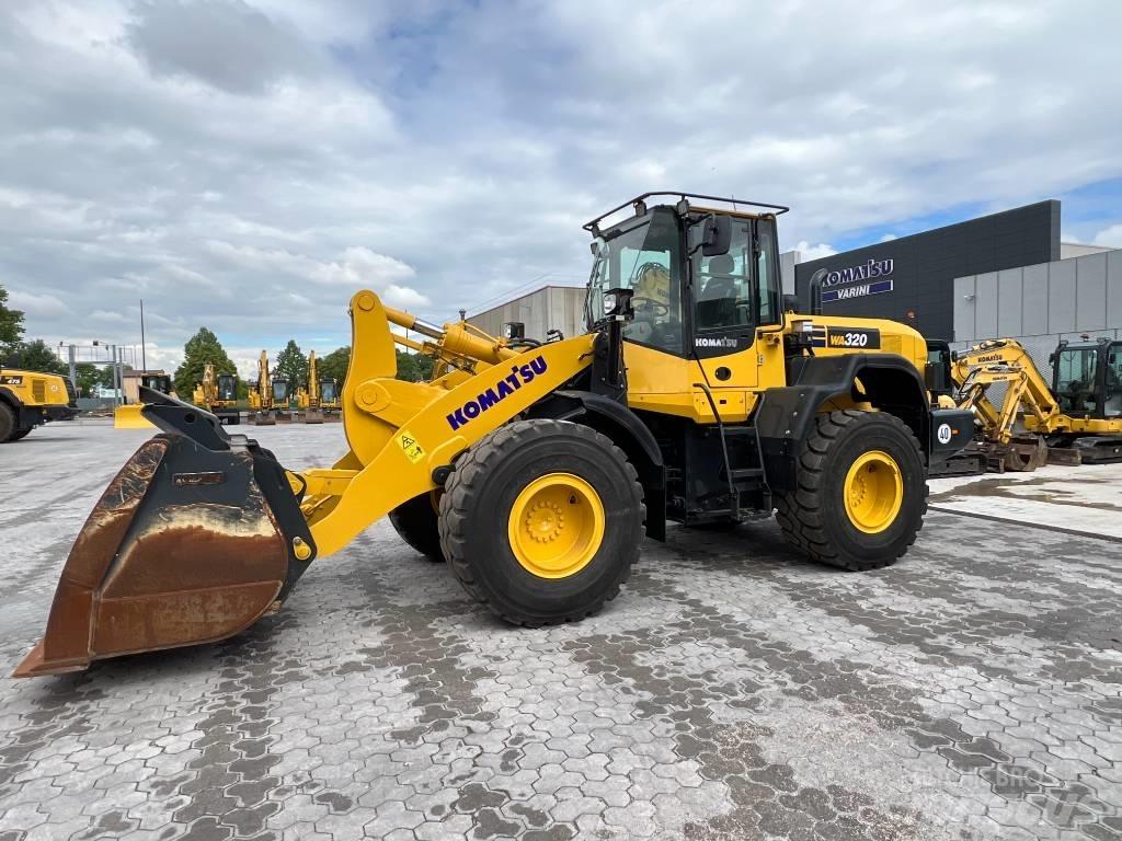 Komatsu WA320-7 轮式装载机