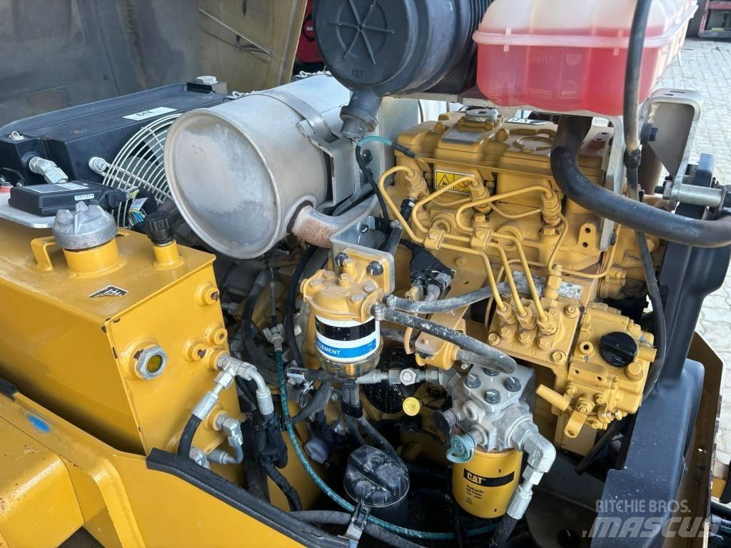 CAT CB 24 B 双轮压路机