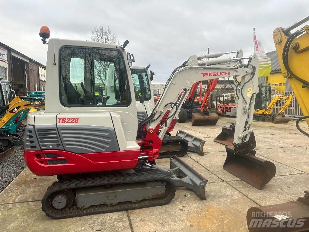 Takeuchi TB228 小型挖掘机