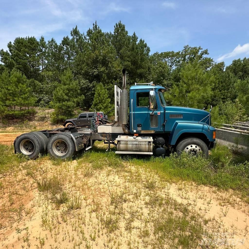 Mack CH 613 牵引车