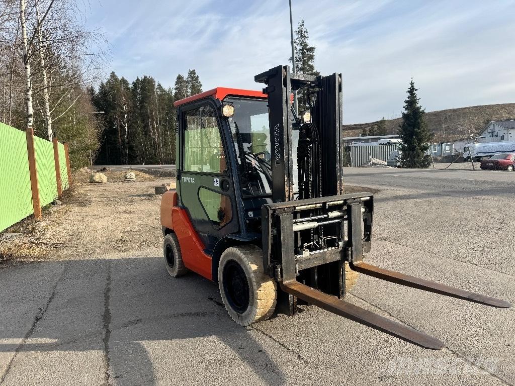 Toyota 02-8 FDF 30 柴油叉车
