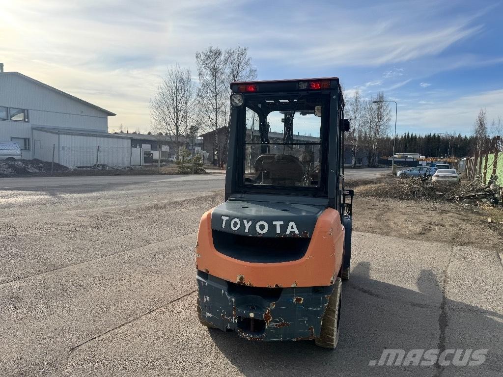 Toyota 02-8 FDF 30 柴油叉车