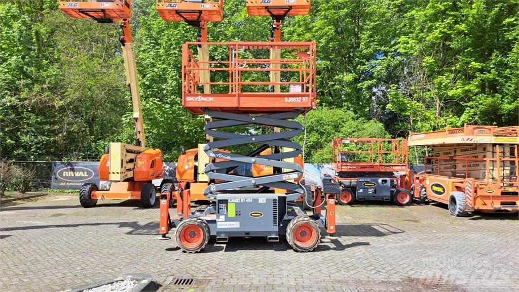 SkyJack 6832RT 剪叉式升降机