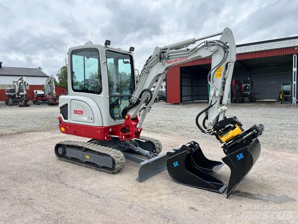 Takeuchi TB225 小型挖掘机
