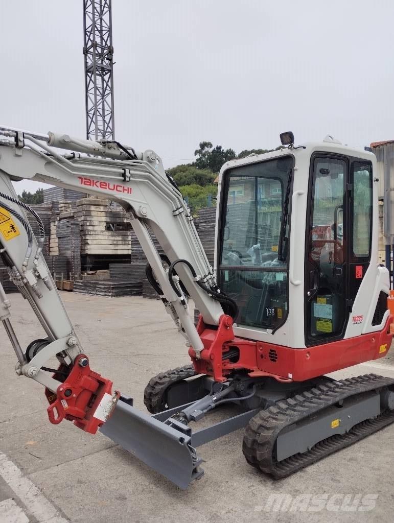 Takeuchi TB 225 小型挖掘机