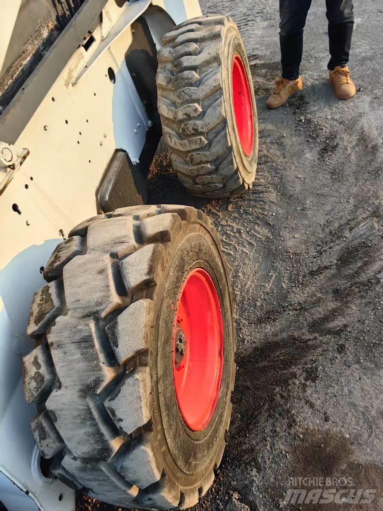 Bobcat S 300 滑移装载机