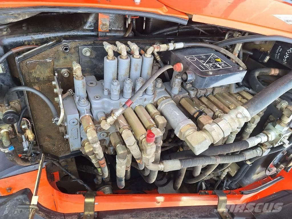 Kubota KX080 中型挖掘机