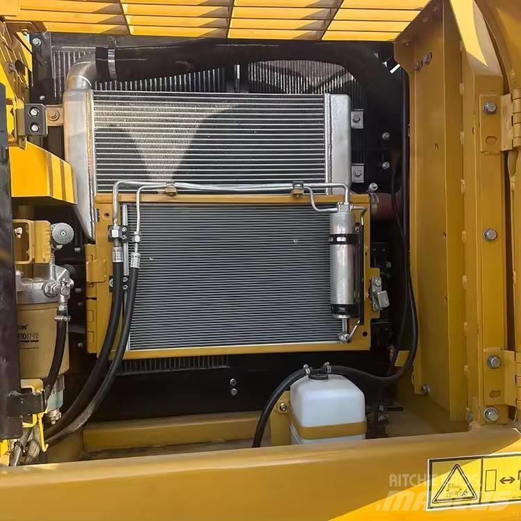 CAT 320 D2L 履带挖掘机