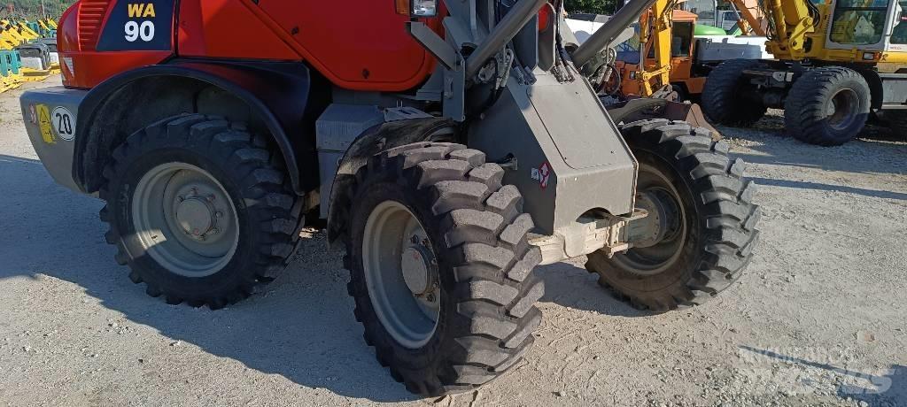 Komatsu WA 90 轮式装载机