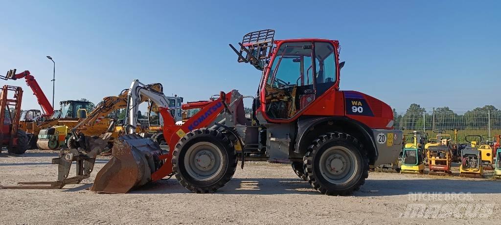 Komatsu WA 90 轮式装载机