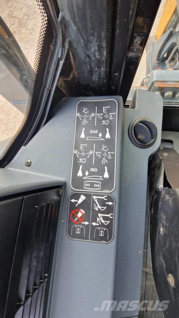 Terex TLB 890 反铲装载机