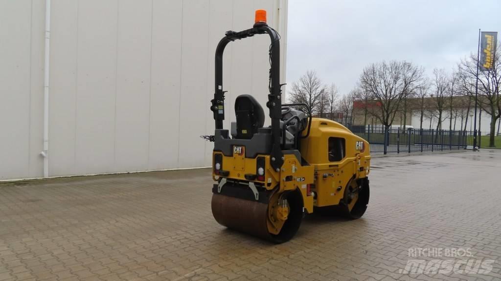CAT CB2.5 GC 双轮压路机