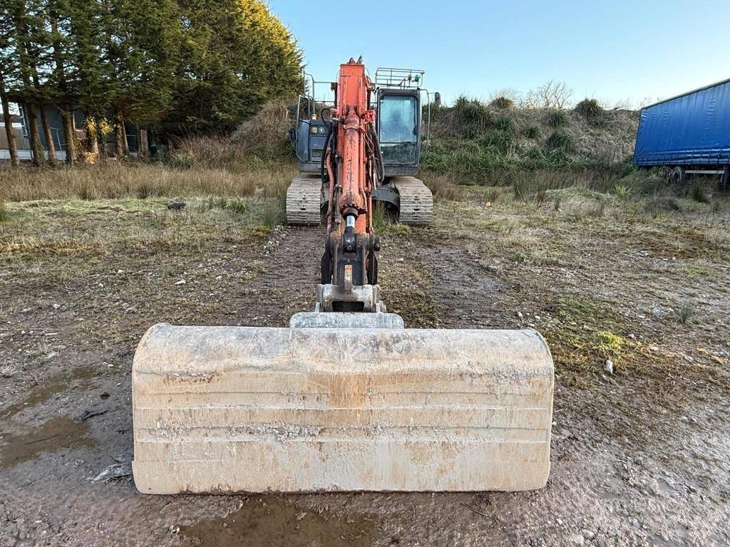 Hitachi ZX225USRLC-3 履带挖掘机