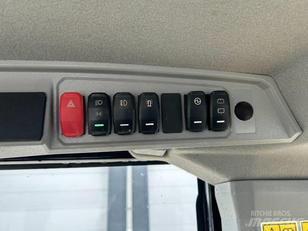 CAT 906 滑移装载机
