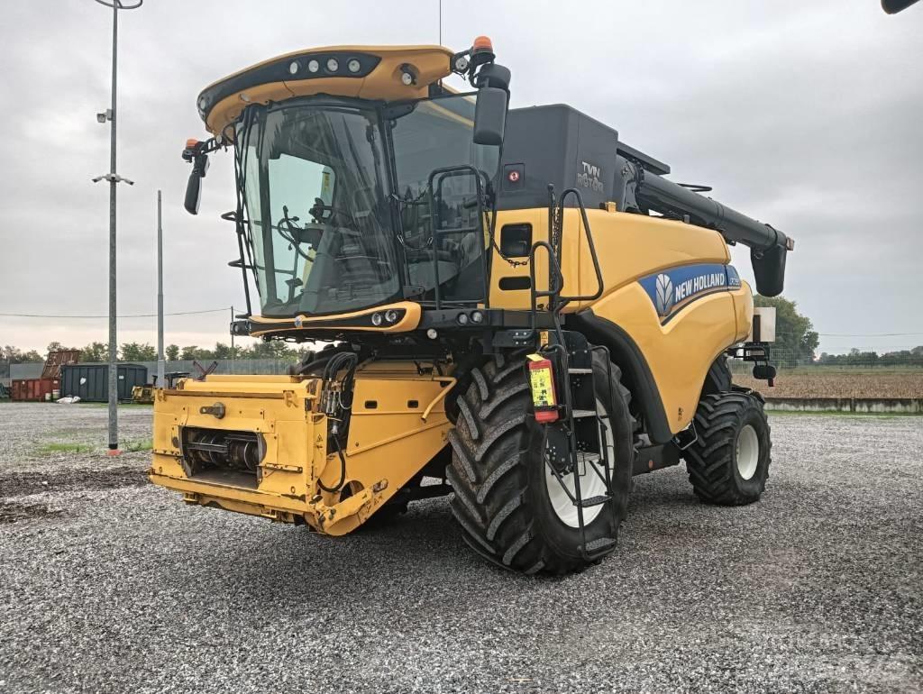 New Holland CR 7.90 联合收割机