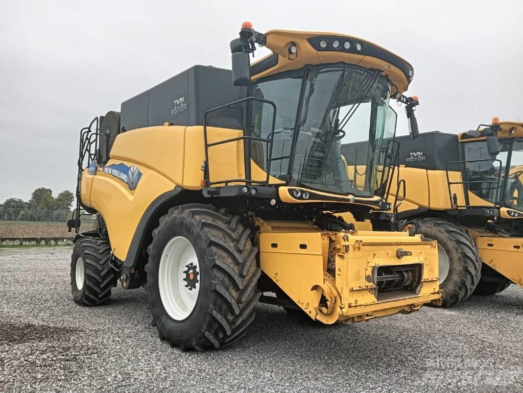 New Holland CR 7.90 联合收割机