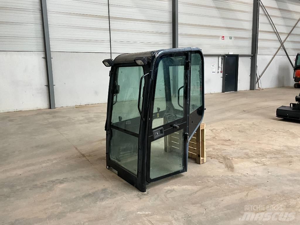 Kubota U 27-4 驾驶室与内部