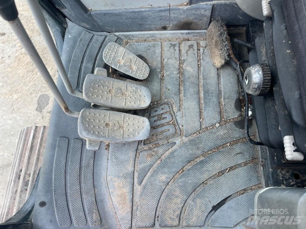 JCB JS 130 履带挖掘机