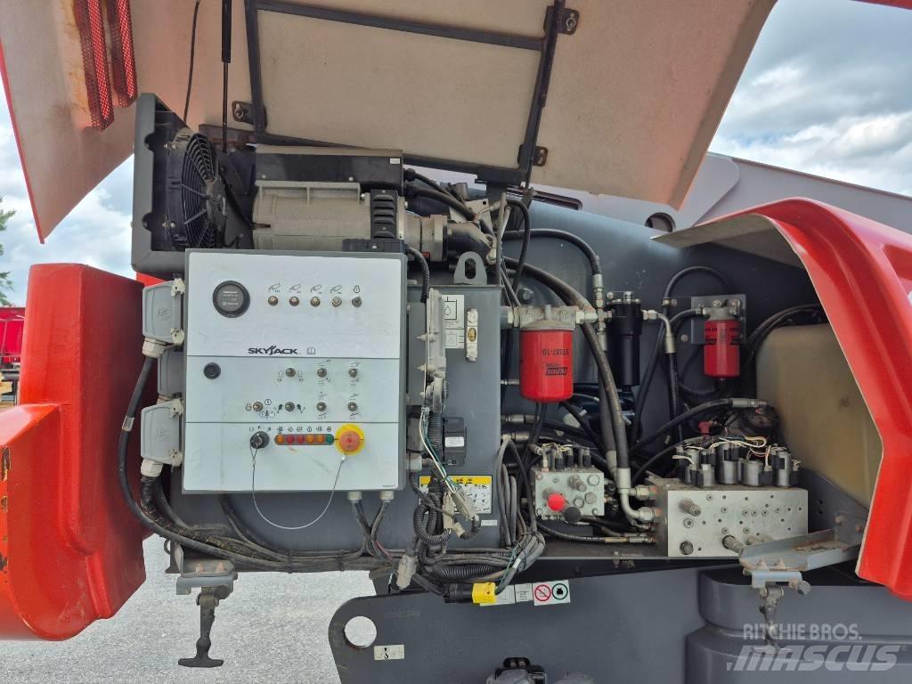 SkyJack SJ 66 T 曲臂高空工作平台
