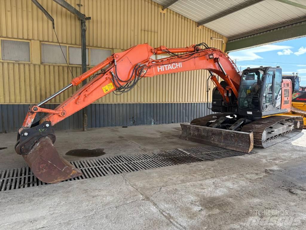 Hitachi ZX 225 履带挖掘机