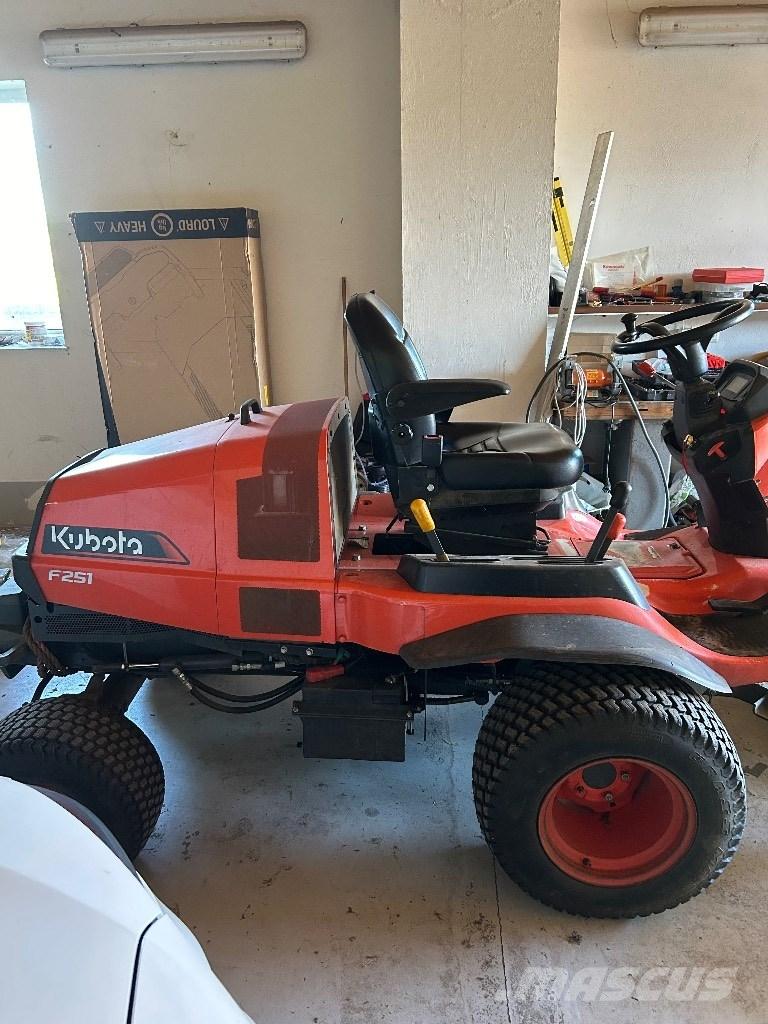 Kubota F 251 装载牵引式割草机