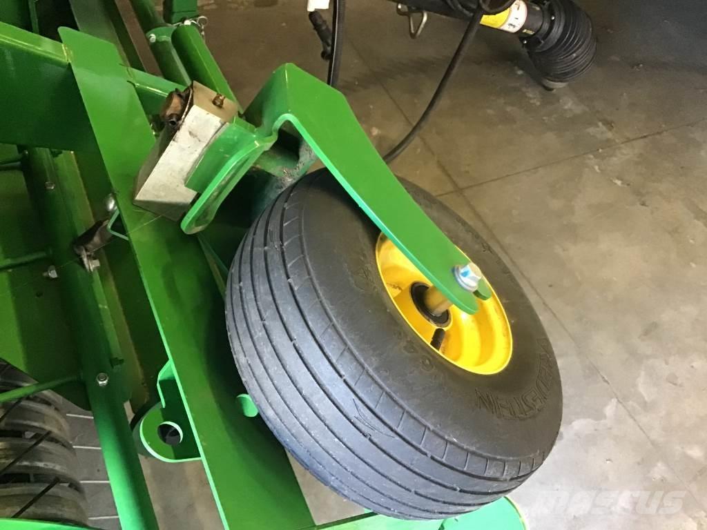 John Deere V461M 圆捆打捆机