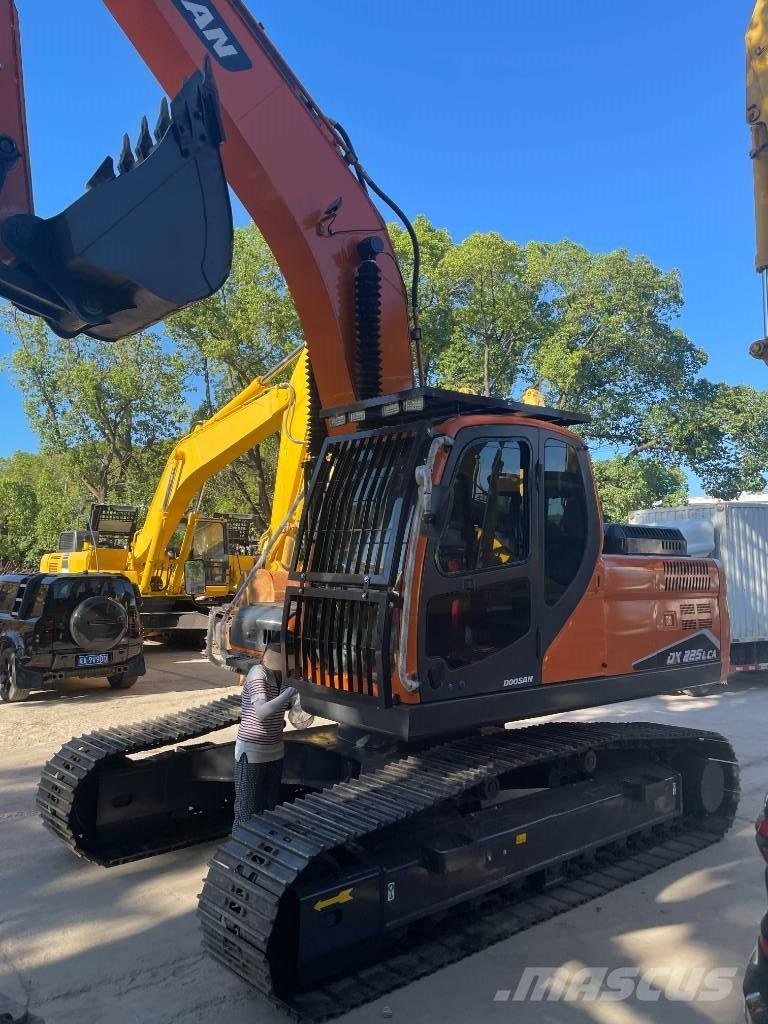 Doosan DX 225 LC 中型挖掘机