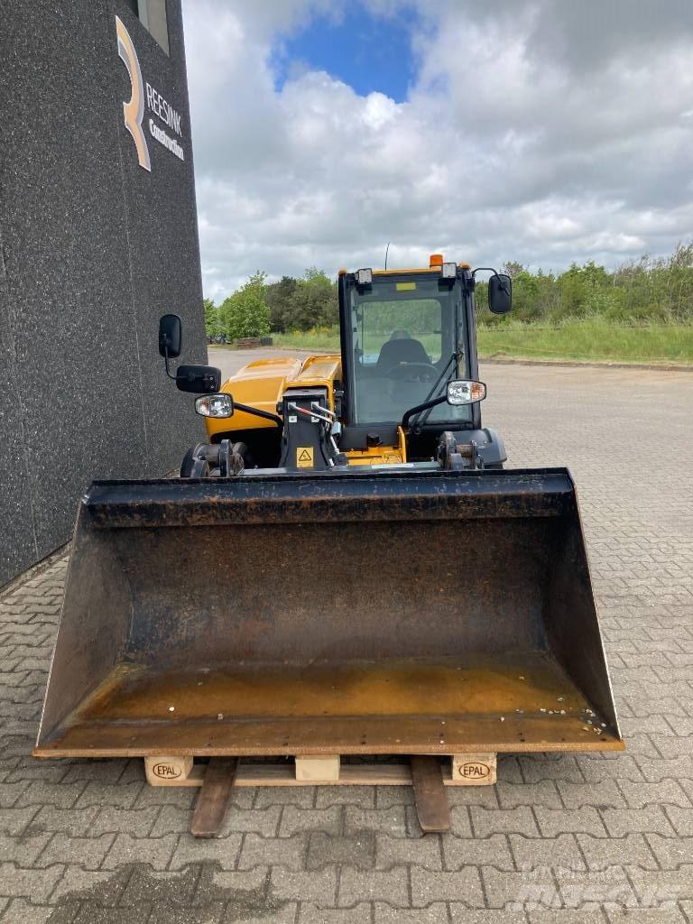 JCB 525-60 伸缩臂叉装车|叉装车
