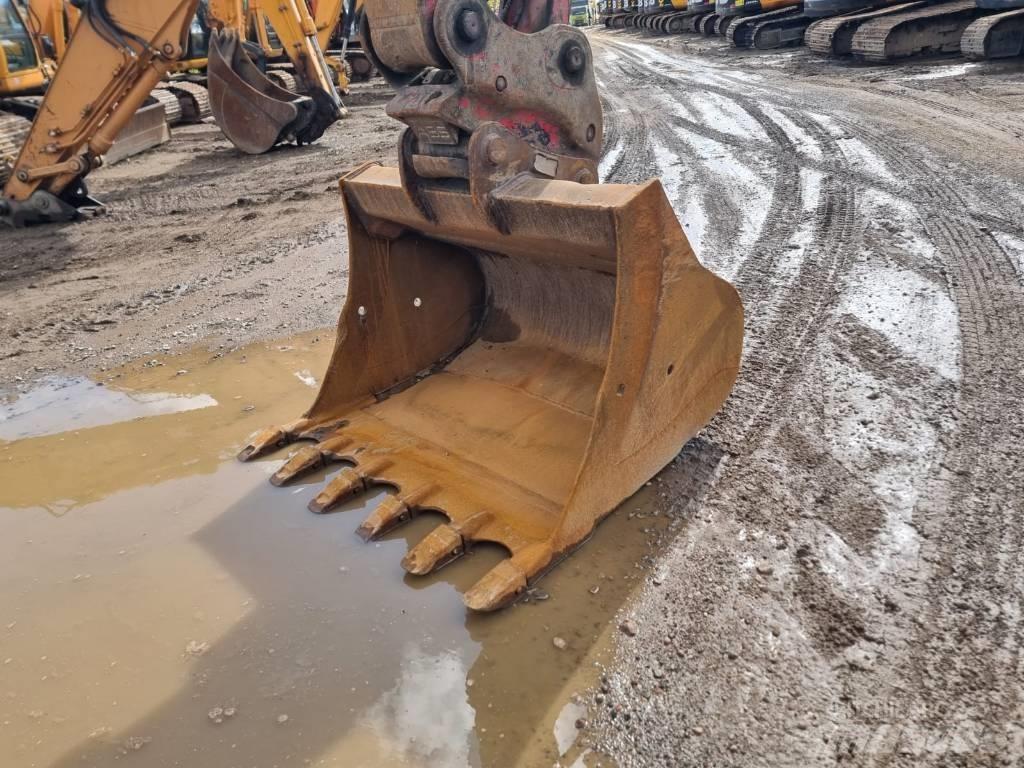 JCB JS220 LC T4 履带挖掘机