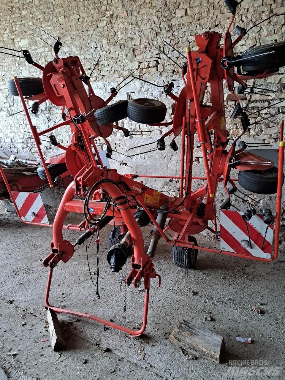 Kuhn GF7902 犁耙和摊草机