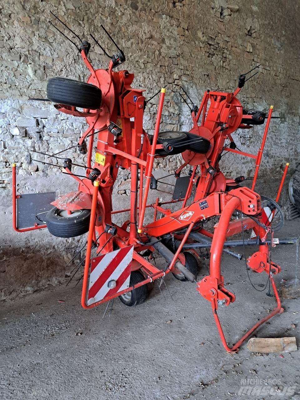 Kuhn GF7902 犁耙和摊草机