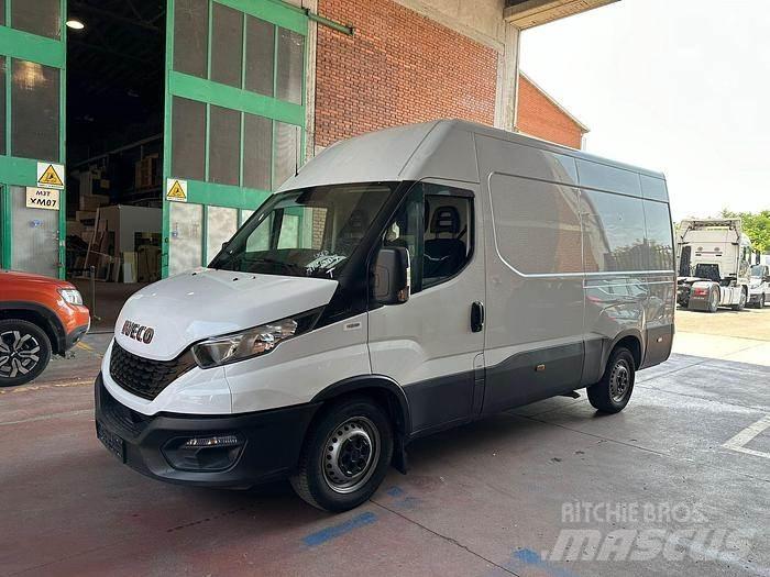 Iveco 35S16 大型面包车