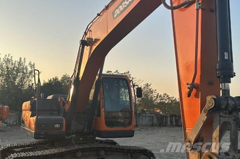 Doosan DX220 履带挖掘机