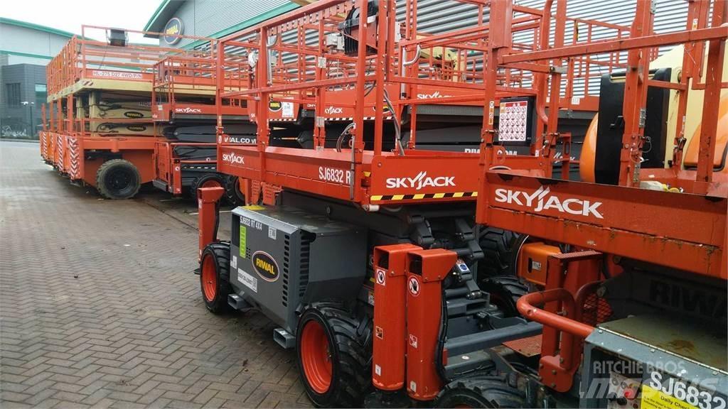 SkyJack 6832RT 剪叉式升降机