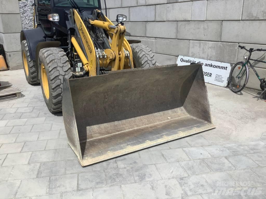 Komatsu WA100M-8 轮式装载机