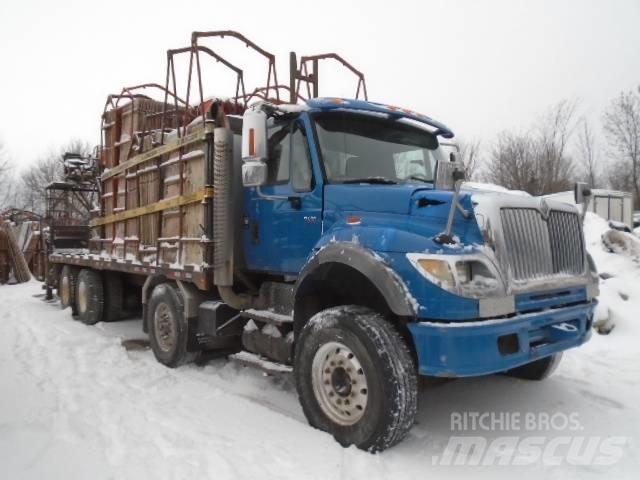 International 4600 平板栏板货车