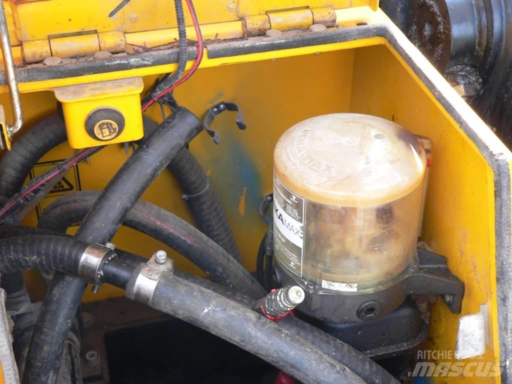 JCB JS 131LC+ 履带挖掘机