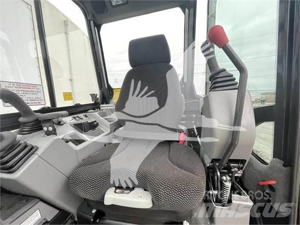 Bobcat E35R2 小型挖掘机