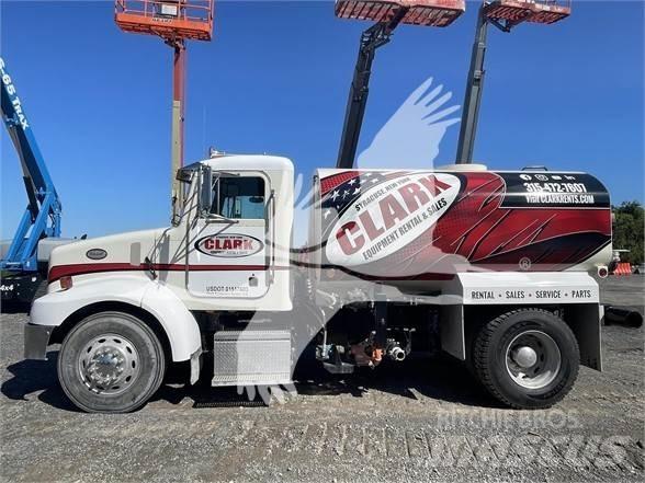 Peterbilt 330 水罐车