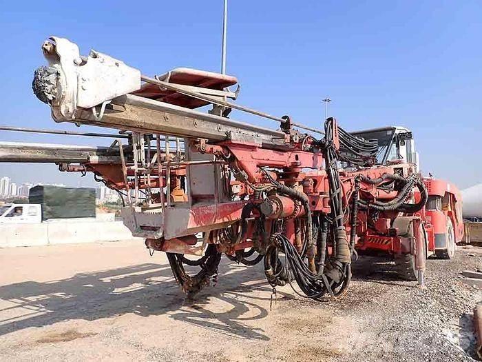 Sandvik DT821 C 钻孔机