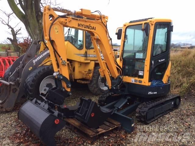 Hyundai R25 AK 小型挖掘机